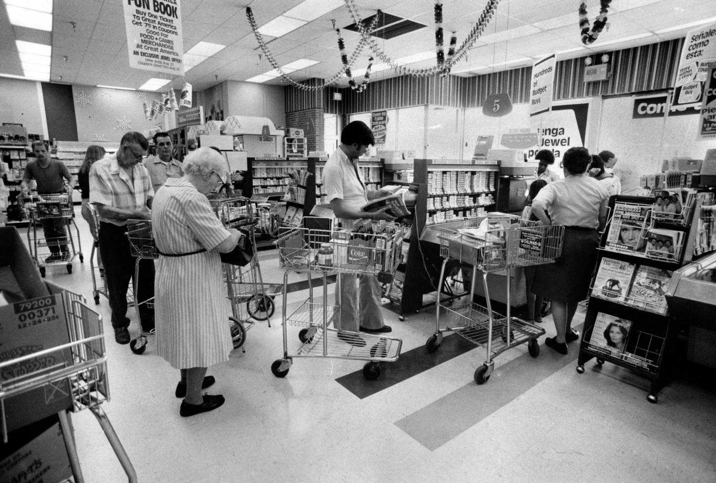 Customers line up at the Jewel Food Store at 3630 N. Southport Ave. in Chicago on Aug. 14, 1980. 