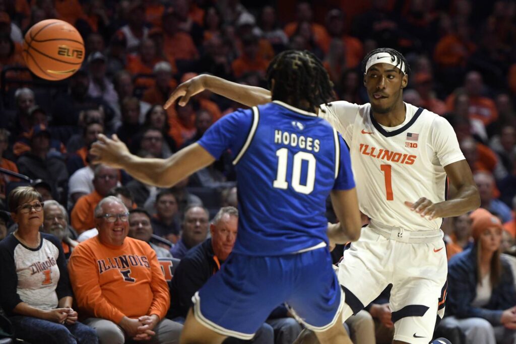 Illinois opens the 2022-23 basketball season with a 30-point rout of Eastern Illinois, while Northwestern also wins its opener