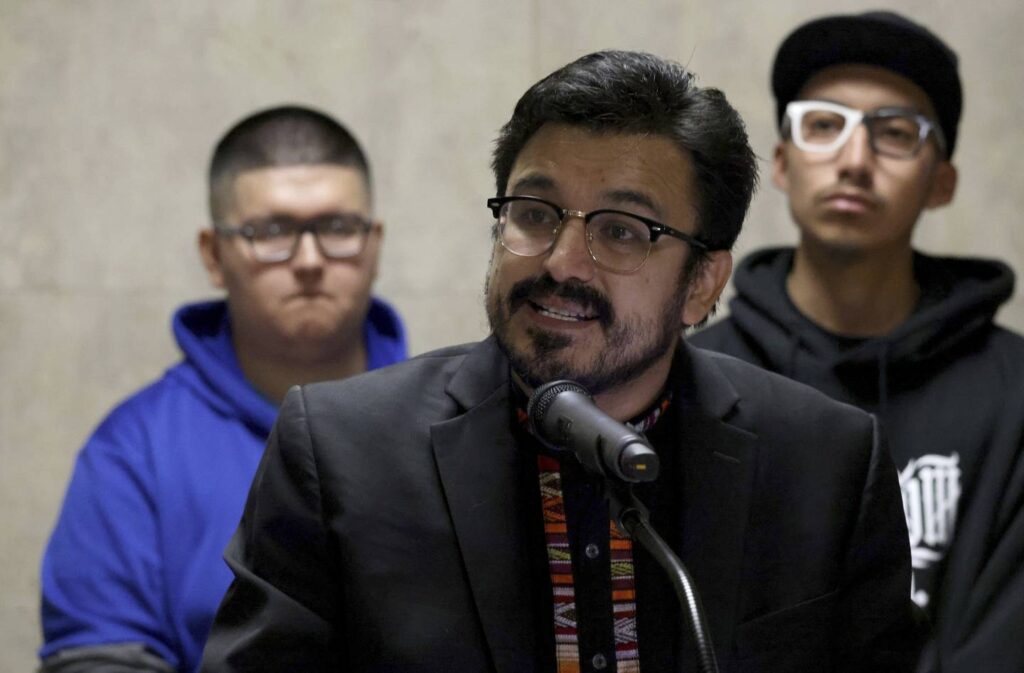 Ald. Byron Sigcho-Lopez calls on city leaders to address growing ‘humanitarian crisis’ migrants bused from Texas are facing