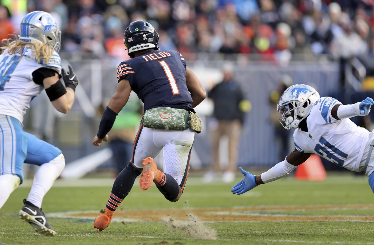 Bears quarterback Justin Fields finds a hole in the against the Lions at Soldier Field on Nov. 13, 2022.