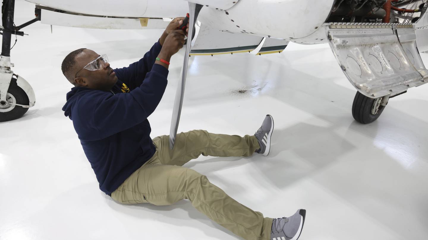 Airlines to bring job training programs to Chicago as they search for more mechanics