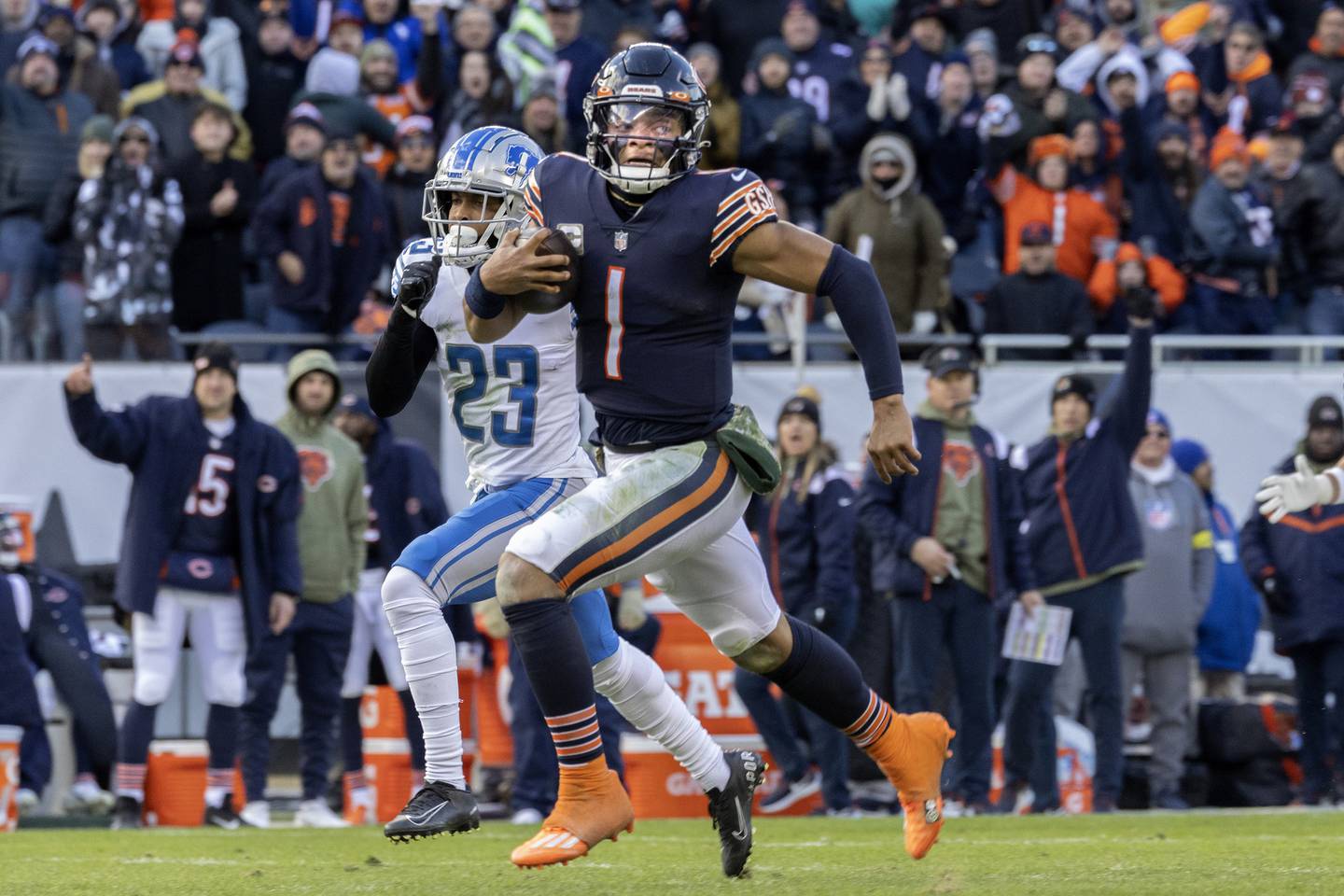Bears quarterback Justin Fields (1) runs in a 67-yard touchdown during the fourth quarter on Nov. 13, 2022, at Soldier Field.