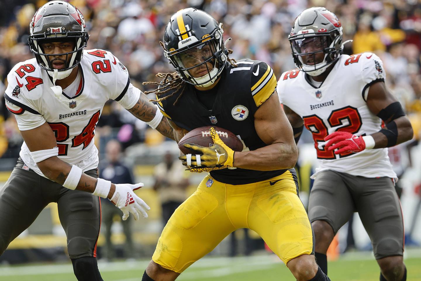 Steelers receiver Chase Claypool catches a touchdown pass behind the Buccaneers' Carlton Davis III (24) and Keanu Neal on Oct. 16, 2022, in Pittsburgh. 