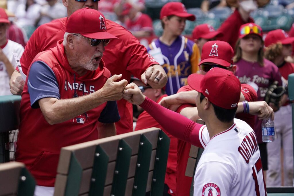 Column: Joe Maddon is ‘humbled’ by Cubs fans in his return to Chicago to promote a new book