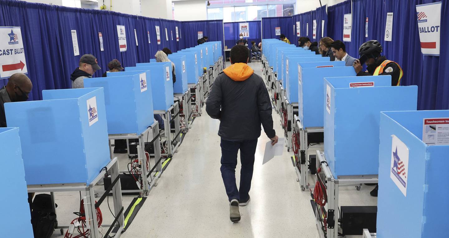 Early voters cast their ballots at the Chicago Super Site at 191 N. Clark St. on Nov. 7, 2022.