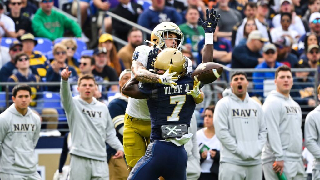 Braden Lenzy’s amazing TD catch highlights No. 20 Notre Dame’s 35-32 win against Navy — the Irish’s 7th in 8 games