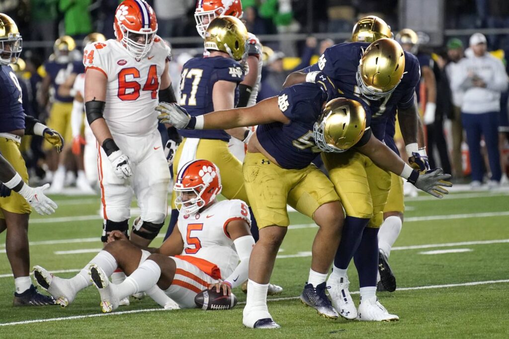 Notre Dame rolls over No. 4 Clemson 35-14 for its 6th win in 7 games