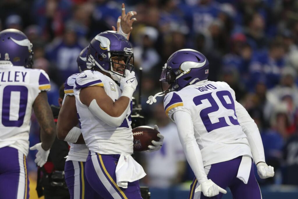 NFC North Week 10 roundup: Minnesota Vikings rally from 17 down to stun the Buffalo Bills in overtime after a wild finish