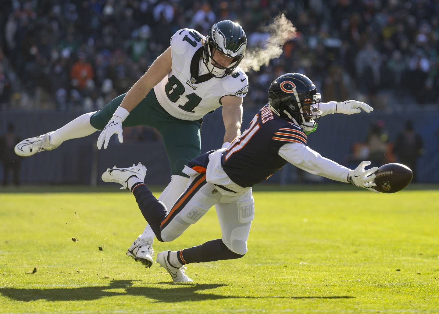 Bears cornerback Jaylon Jones breaks up a pass intended for Eagles tight end Grant Calcaterra in the second quarter on Dec. 18, 2022.