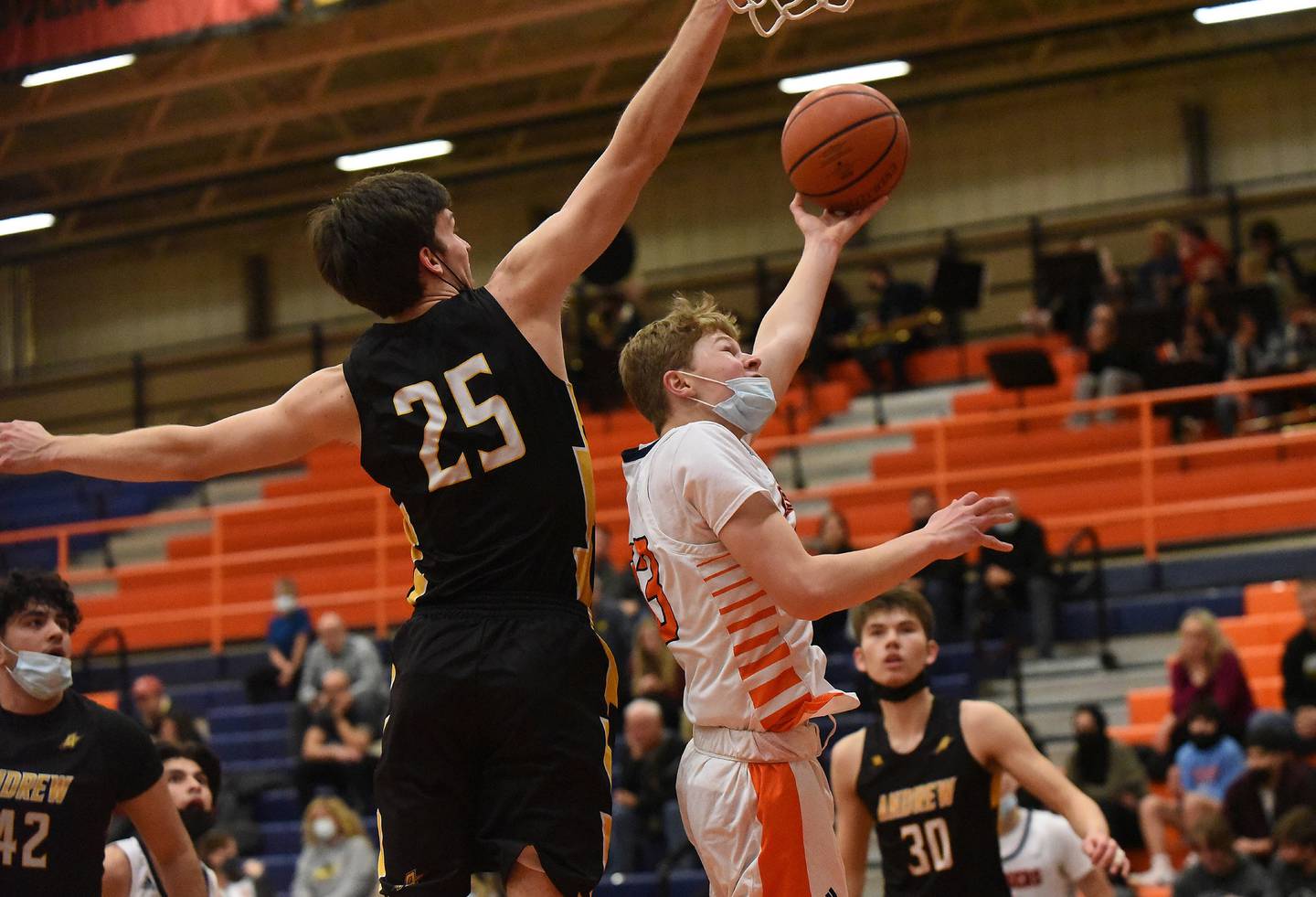Stagg's Connor Williams (33) tries to get a shot around Andrew's Michael Morawski (25) during a SouthWest Suburban Red game in Palos Hills on Tuesday, Feb. 8, 2022.