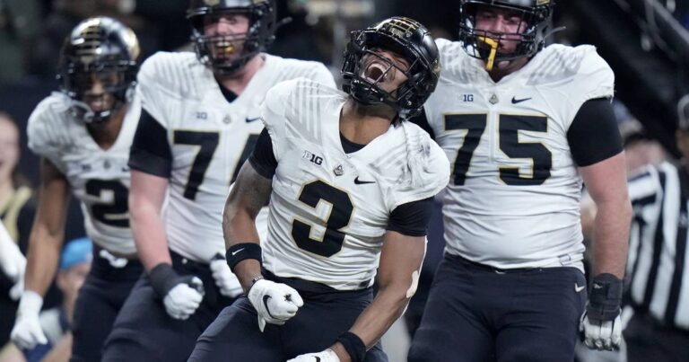 Defensive coordinator Ryan Walters leaves Illinois to be the new head coach at Purdue