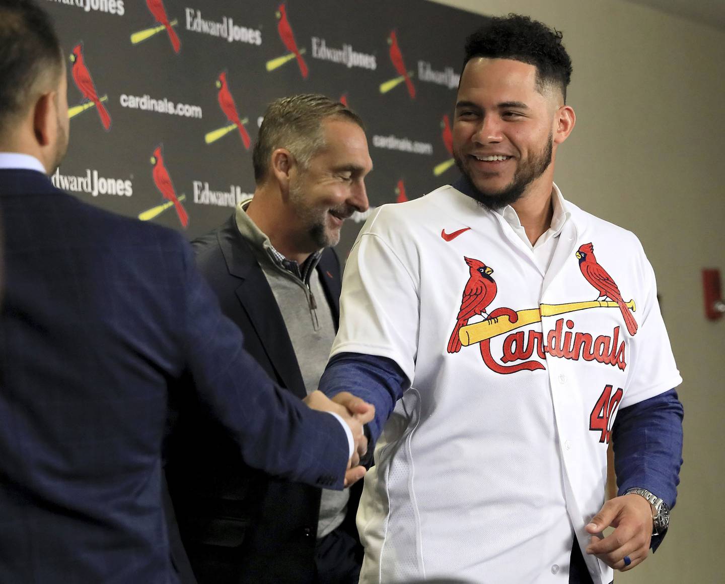 New Cardinals catcher Willson Contreras, right, shakes hands with manager Oliver Marmol after a news conference at Busch Stadium on Dec. 9, 2022.