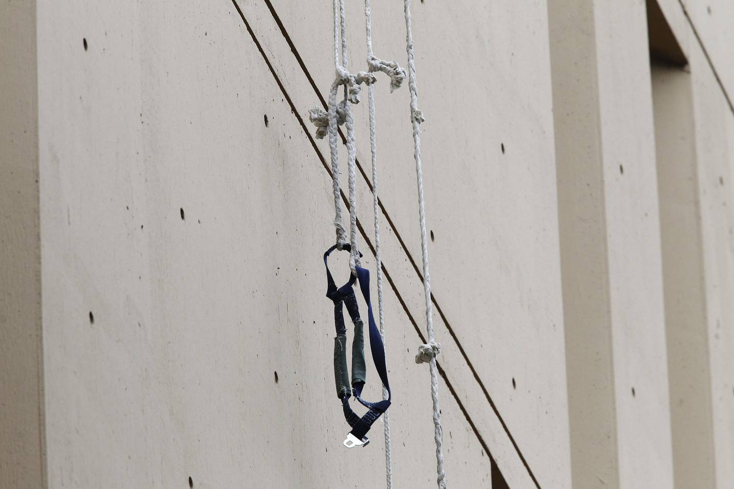 A rope dangles from about 15 stories up along the south side of the Metropolitan Correctional Center in Chicago after the escape by Jose Banks and Kenneth Conley.