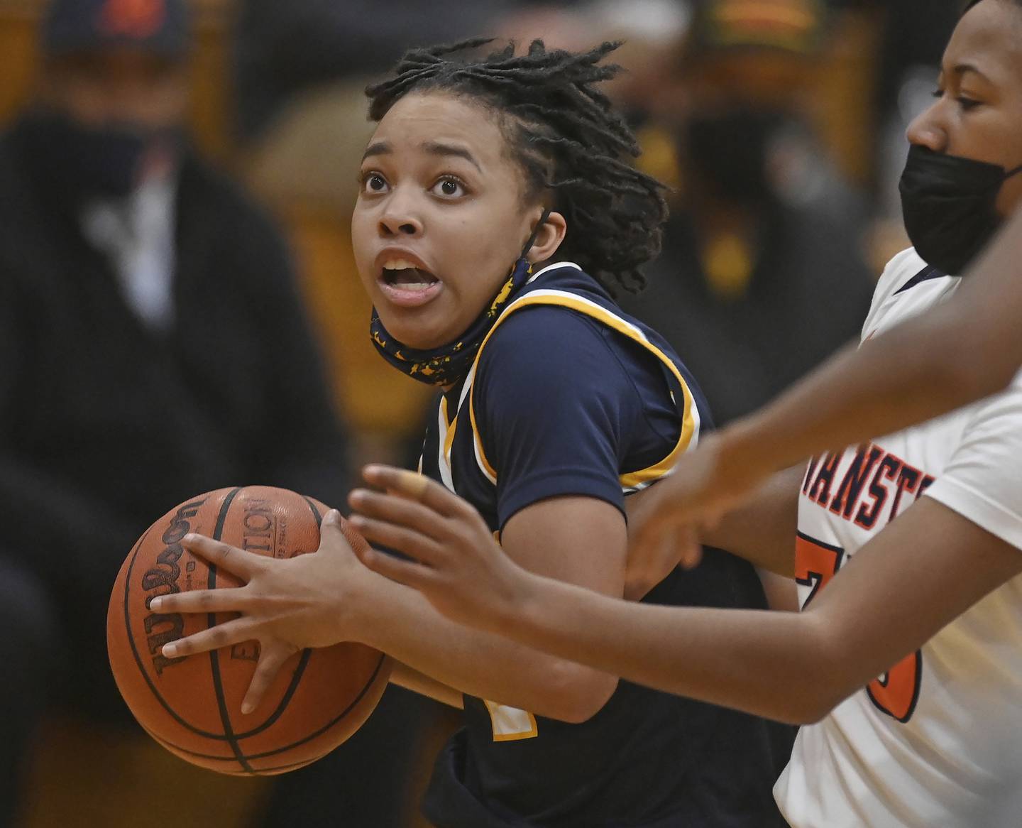 Thornwood's Janiyah Saverson (2) looks to drive against Evanston during a game on Jan. 17, 2022.