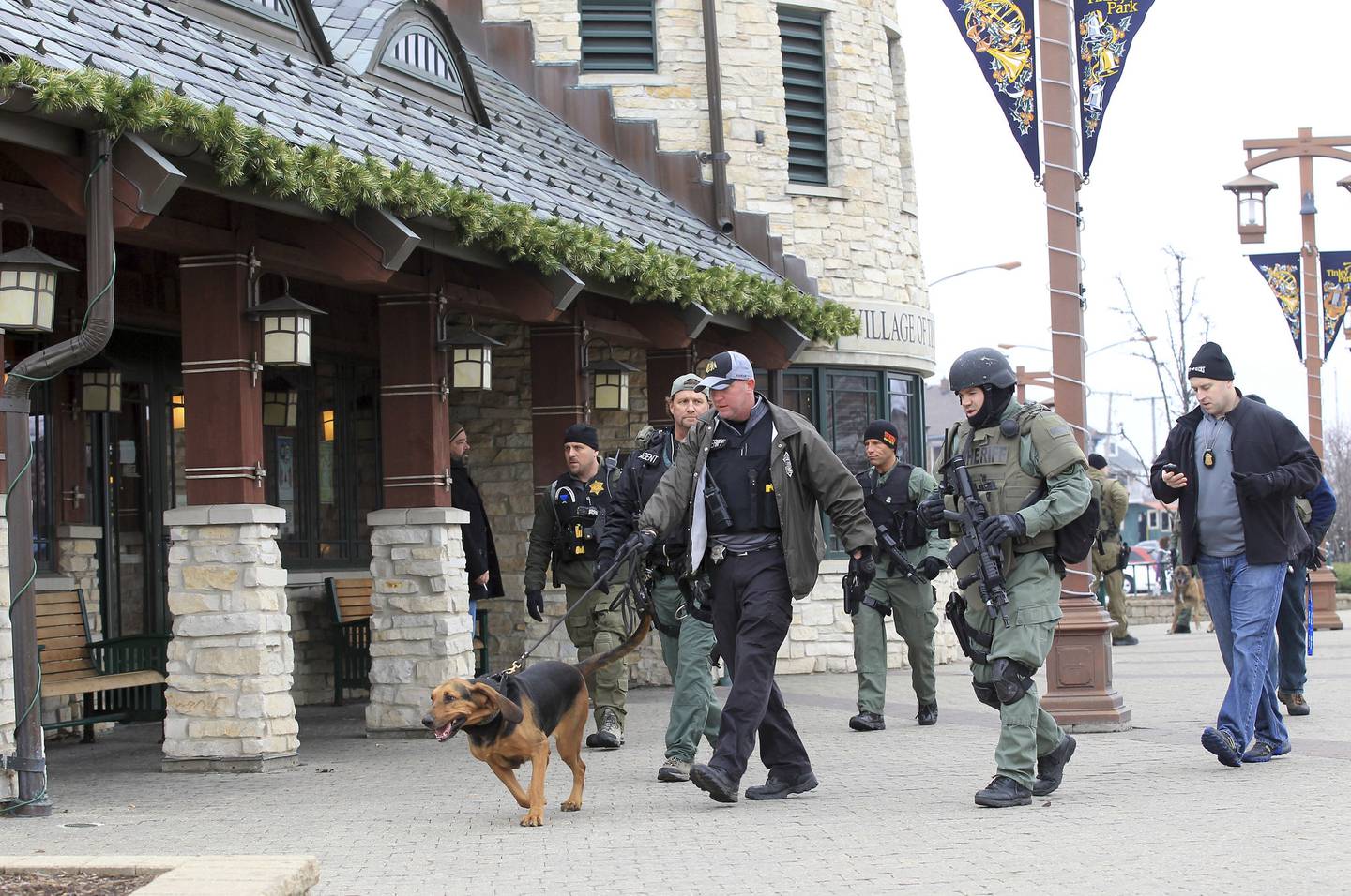 FBI agents, joined by Tinley Park and Cook County sheriff's deputies, search the Metra station in Tinley Park for escaped bank robbers Ken Conley and Joseph "Jose" Banks after the two escaped from the Metropolitan Correctional Center in the Loop.