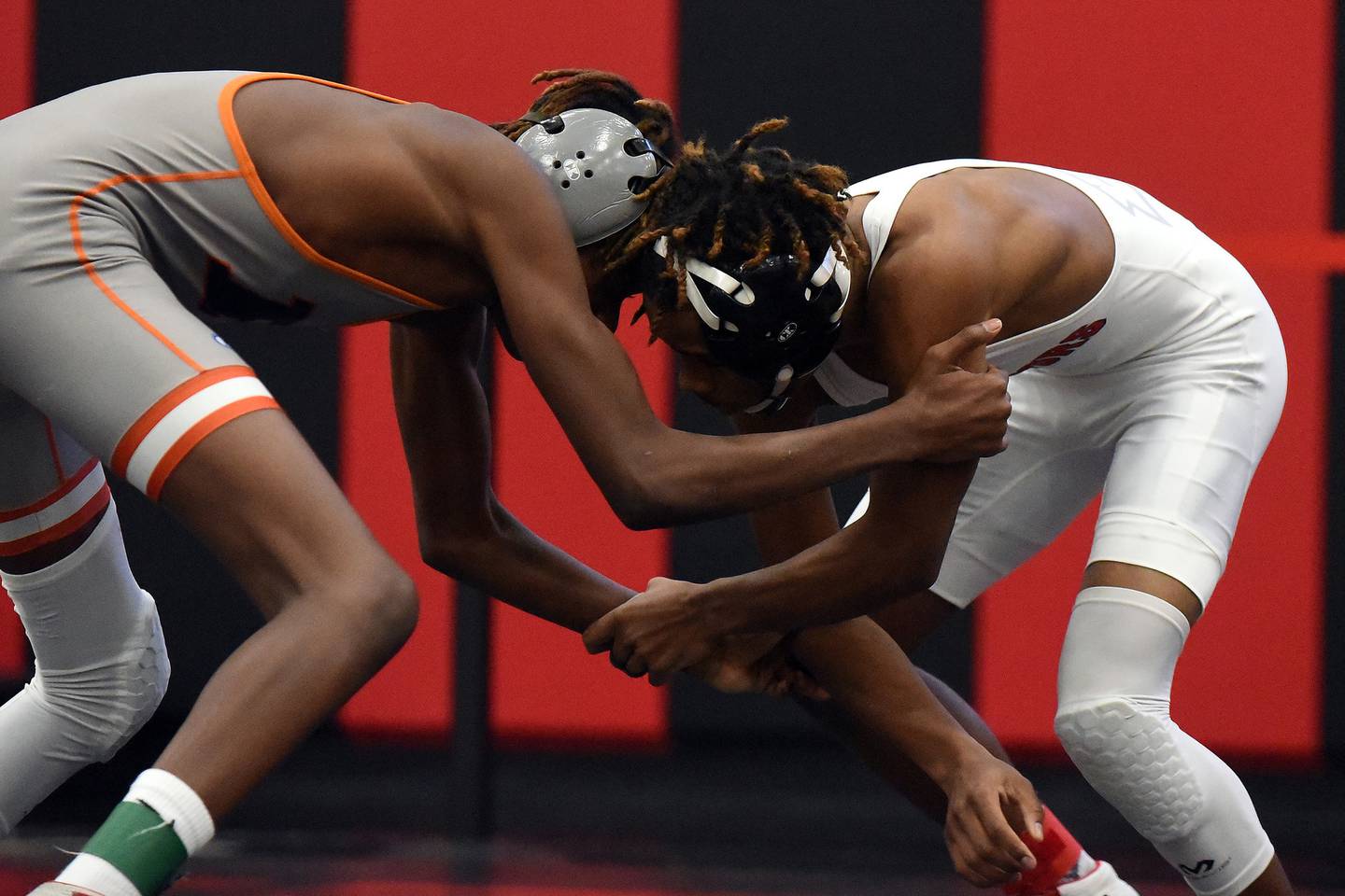 Rich Township's Diondre Henry tangles with Romeoville's Savion Essiet during the 106-pound championship match at the Raptor Invitational in Richton Park on Saturday, Dec. 17, 2022.