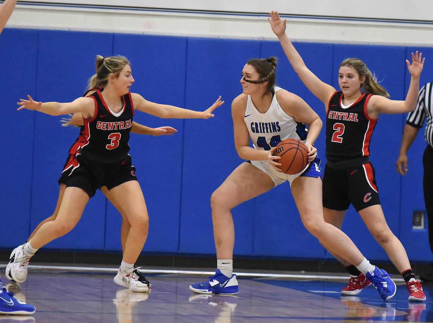 Lincoln-Way East's Hayven Smith (44) works her way to the basket against Lincoln-Way Central's Annalina Nelson (3) and Gracen Gehrke (2) during a SouthWest Suburban Conference crossover in Frankfort on Tuesday, Dec. 6, 2022.