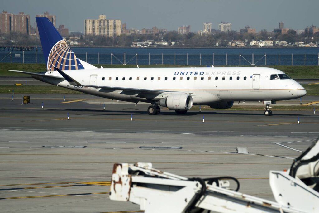 United to add 2,600 jobs in Chicago as part of plan to replace its aging fleet
