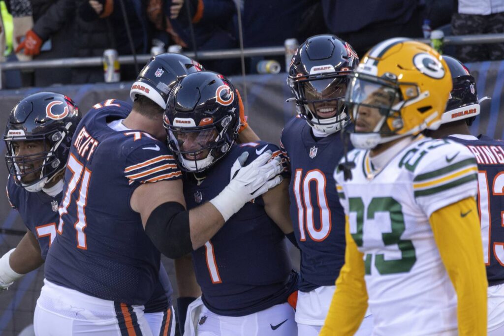 Column: As the same old story unfolds for the Chicago Bears, Justin Fields is left to raise the franchise’s hopes for a turnaround
