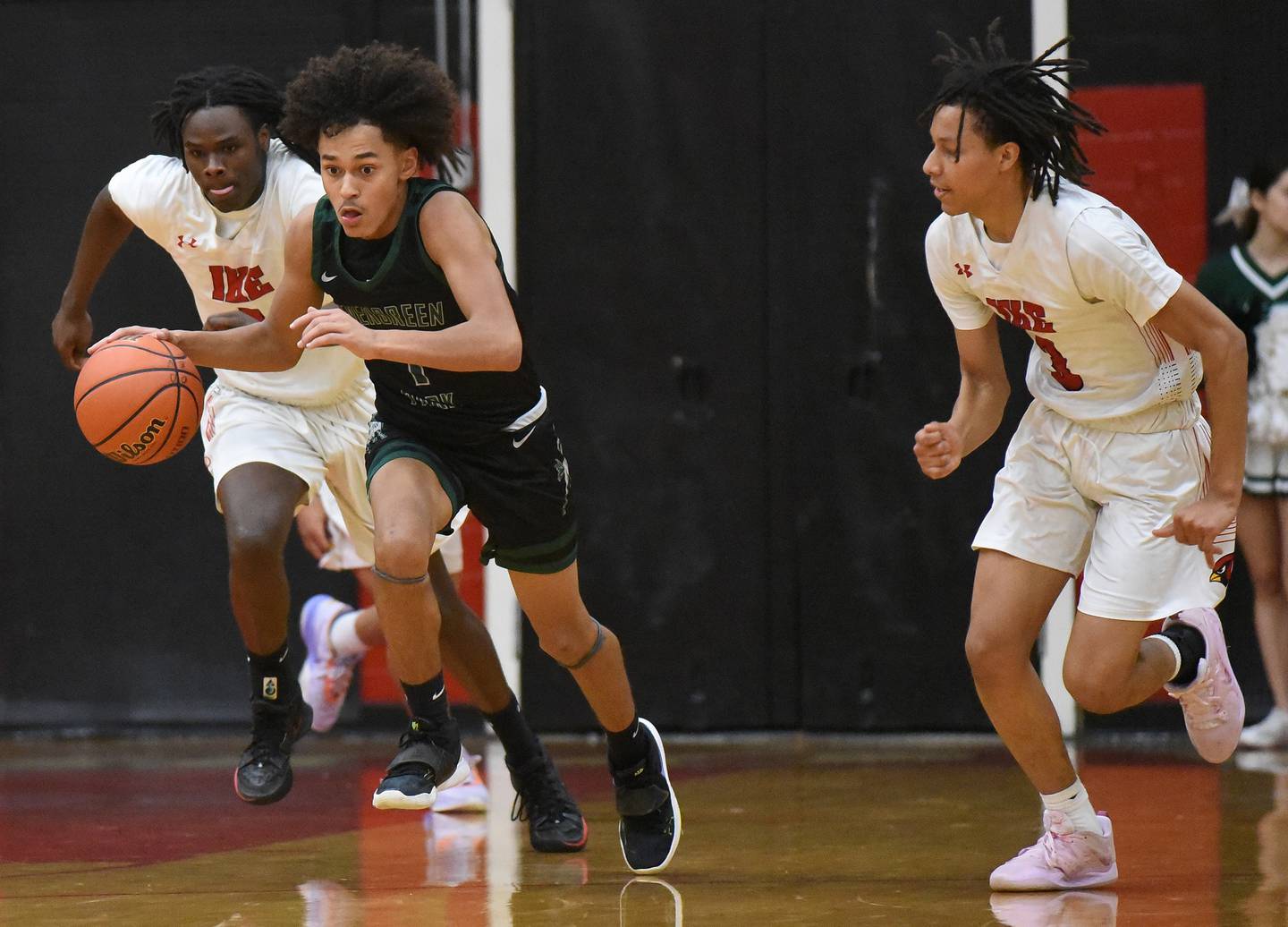 Evergreen Park Lonnie Mosley (1) starts a fast break against Eisenhower during a South Suburban Red game in Blue Island on Tuesday, Dec. 13, 2022.