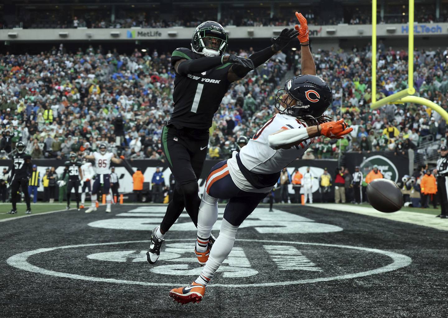 Bears wide receiver Chase Claypool (10) can’t make a catch in the end zone under pressure from Jets cornerback Sauce Gardner (1) on Nov. 27, 2022, in East Rutherford, N.J.