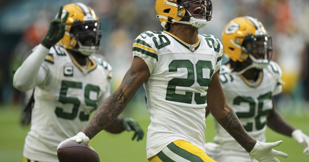 Green Bay Packers keep their playoff hopes alive, intercepting Miami Dolphins QB Tua Tagovailoa 3 times in the 4th quarter of a 26-20 win