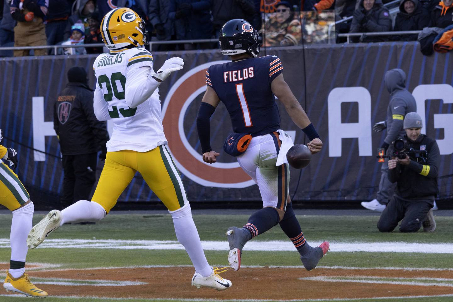 Bears quarterback Justin Fields runs in a 55-yard touchdown during the first quarter at Soldier Field on Dec. 4, 2022.
