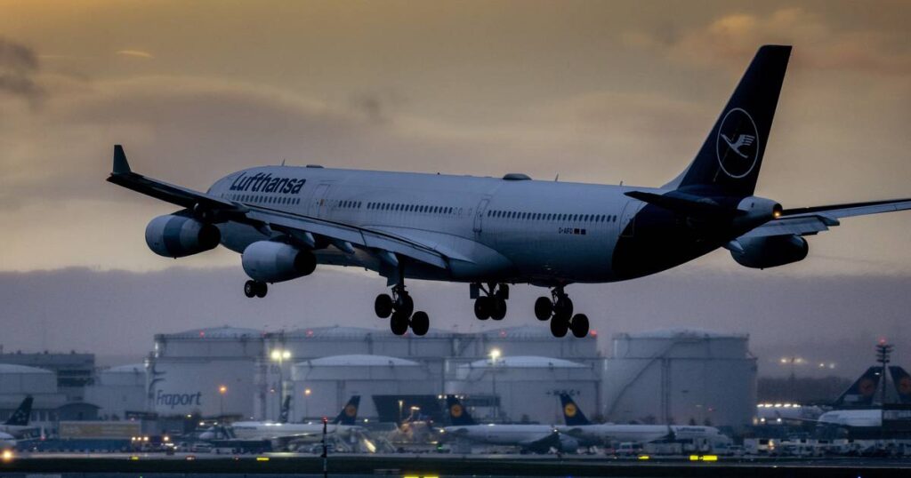 Lufthansa flight from Los Angeles lands at O’Hare Airport after laptop fire