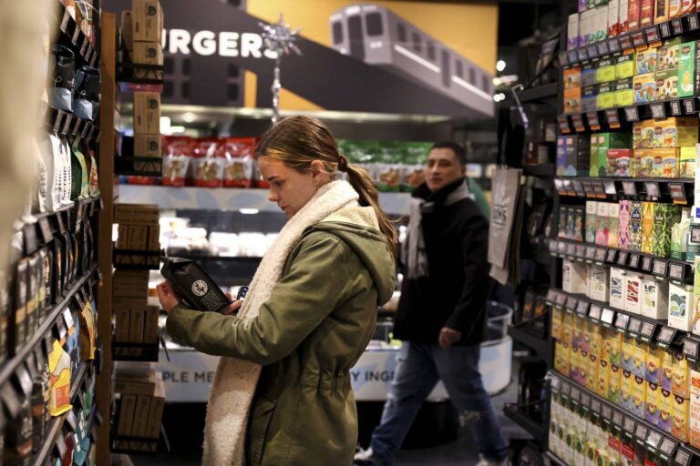 ‘It’s unfortunately the perfect storm’: Threat of a very snowy Christmas sends Chicagoans grocery shopping early