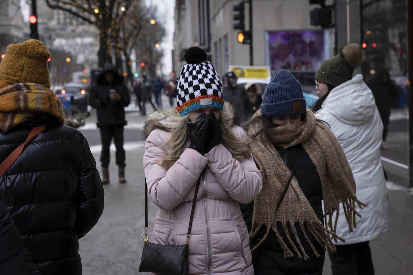 Last-minute shoppers hurry through the cold down on North Michigan Avenue on Dec. 23, 2022.