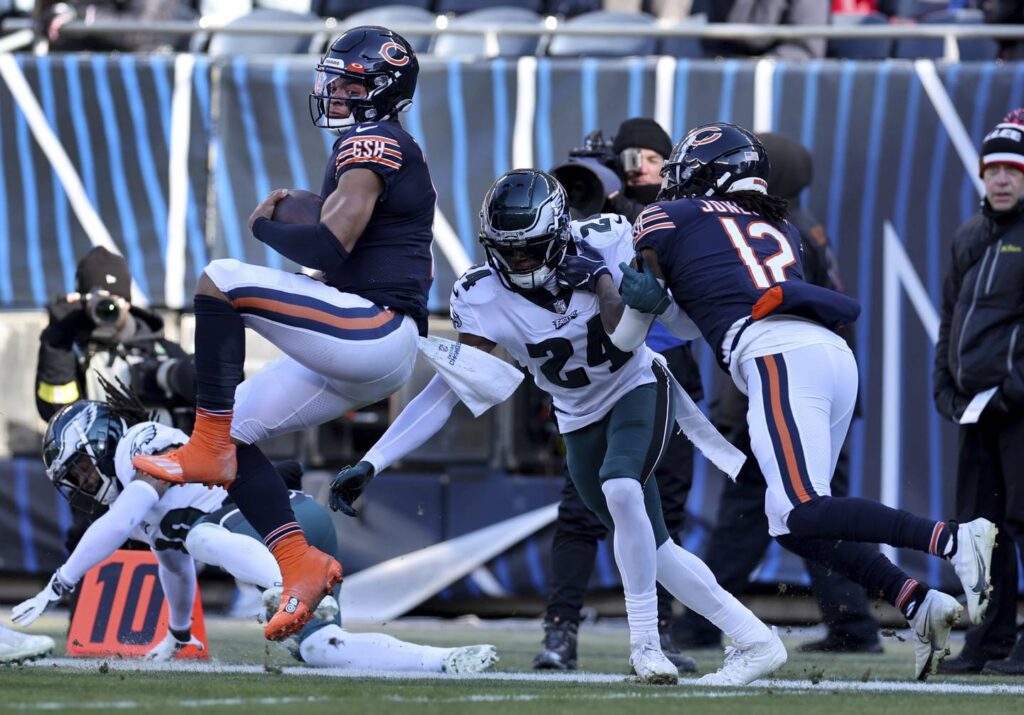 ‘Highlight reel’ Justin Fields draws more praise — but Chicago Bears lose 7th straight. Brad Biggs’ 10 thoughts on the draft order, Cairo Santos and more from Week 15.