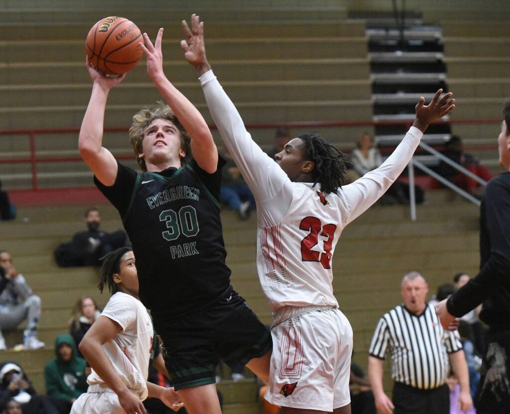 Nailed it: Lonnie Mosley sizzles from free-throw line as Evergreen Park edges Eisenhower. ‘I just had to keep practicing.’