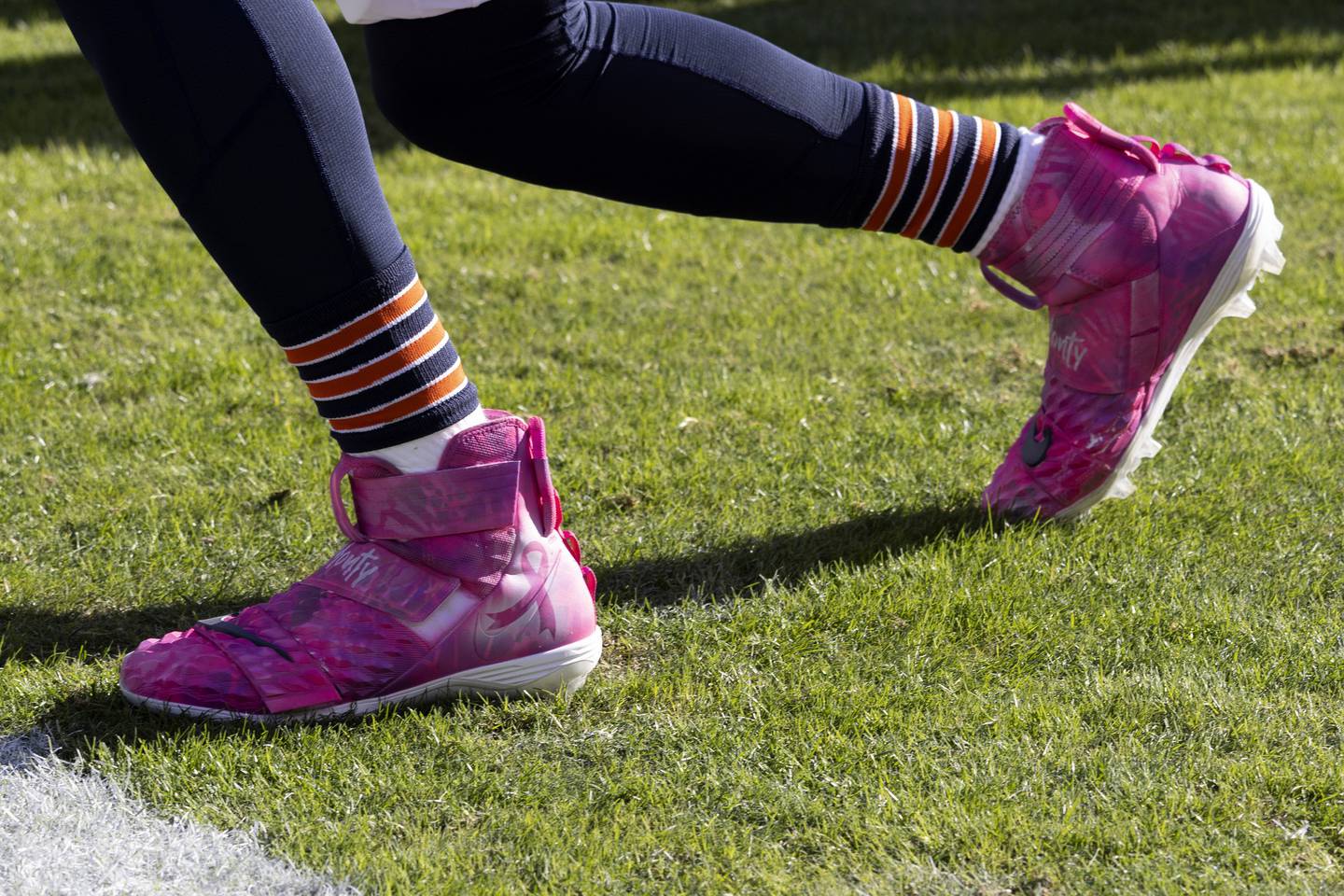 Bears linebacker Trevis Gipson wears Bears Care pink cleats as part of the NFL’s My Cause My Cleats for the Week 13 game on Dec. 4, 2022.