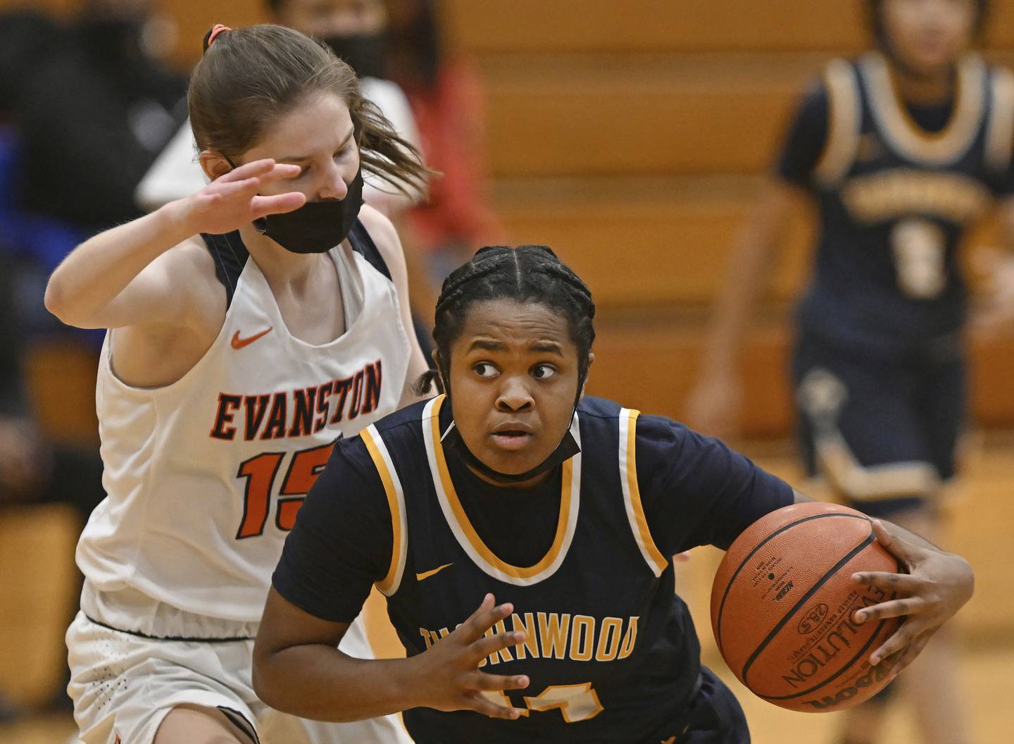 Thornwood's Trinity Chears (14) drives past Evanston's Ellie Oif (15) during a nonconference game on Monday, Jan. 17, 2022.