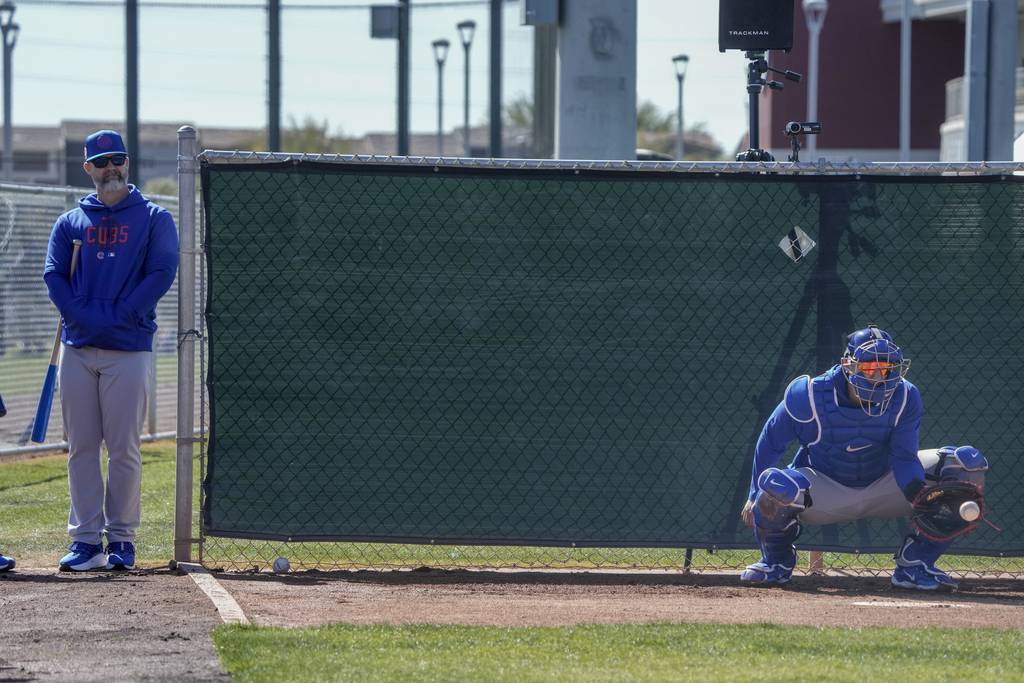 David Ross watches during a Cubs spring training workout on Feb. 15, 2023.