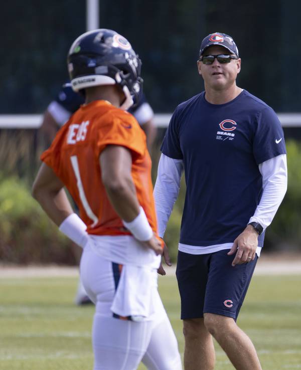 Offensive coordinator Luke Getsy talks to quarterback Justin Fields during Bears practice on Aug. 1, 2022.
