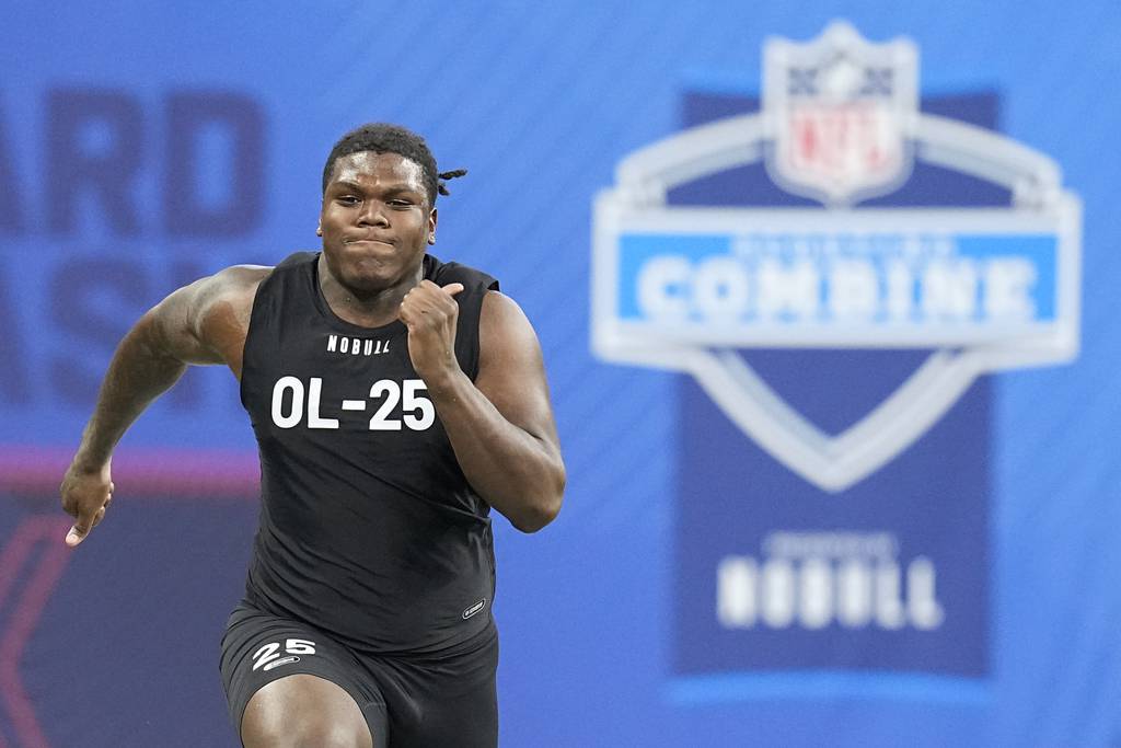 Georgia offensive lineman Broderick Jones runs a drill at the NFL combine on March 5, 2023.