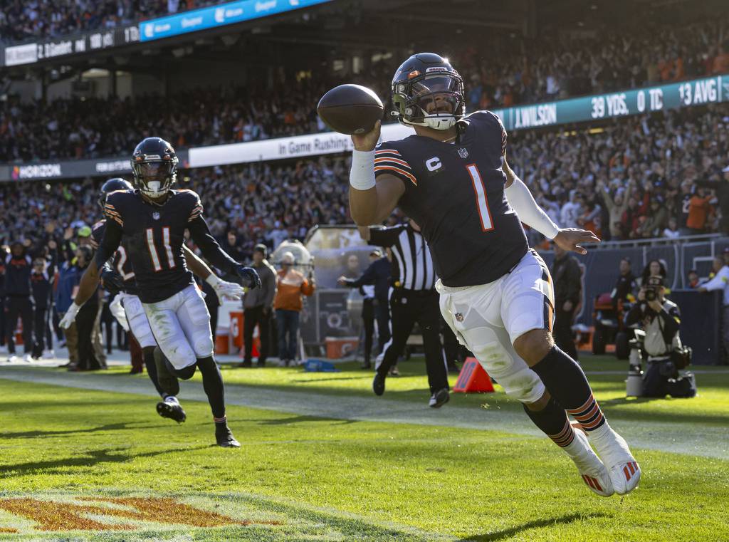 Bears quarterback Justin Fields runs for a 61-yard touchdown against the Dolphins on Nov. 6, 2022, at Soldier Field.