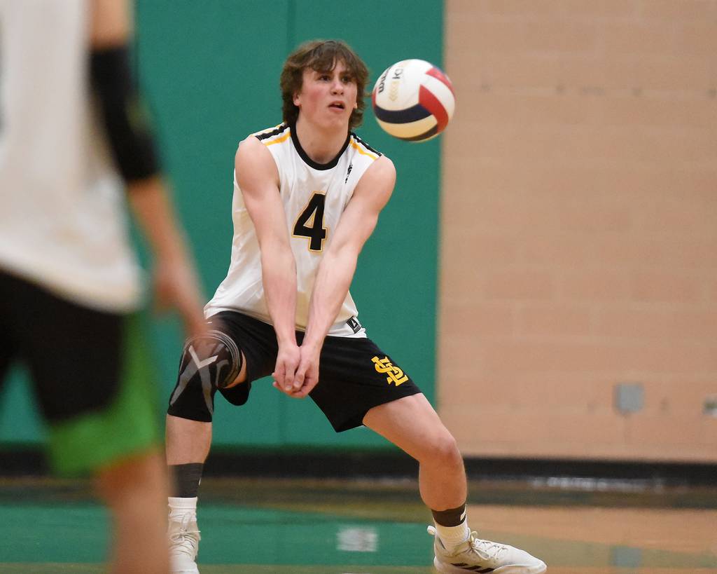St. Laurence's Dylan McKeon (4) returns a serve against Oak Lawn during a nonconference match in Oak Lawn on Thursday, March 23, 2023.