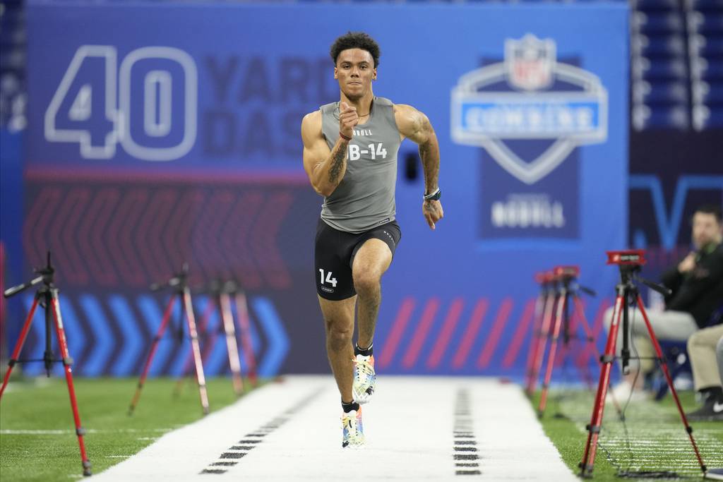 Oregon defensive back Christian Gonzalez runs the 40-yard dash at the NFL combine on March 3, 2023.