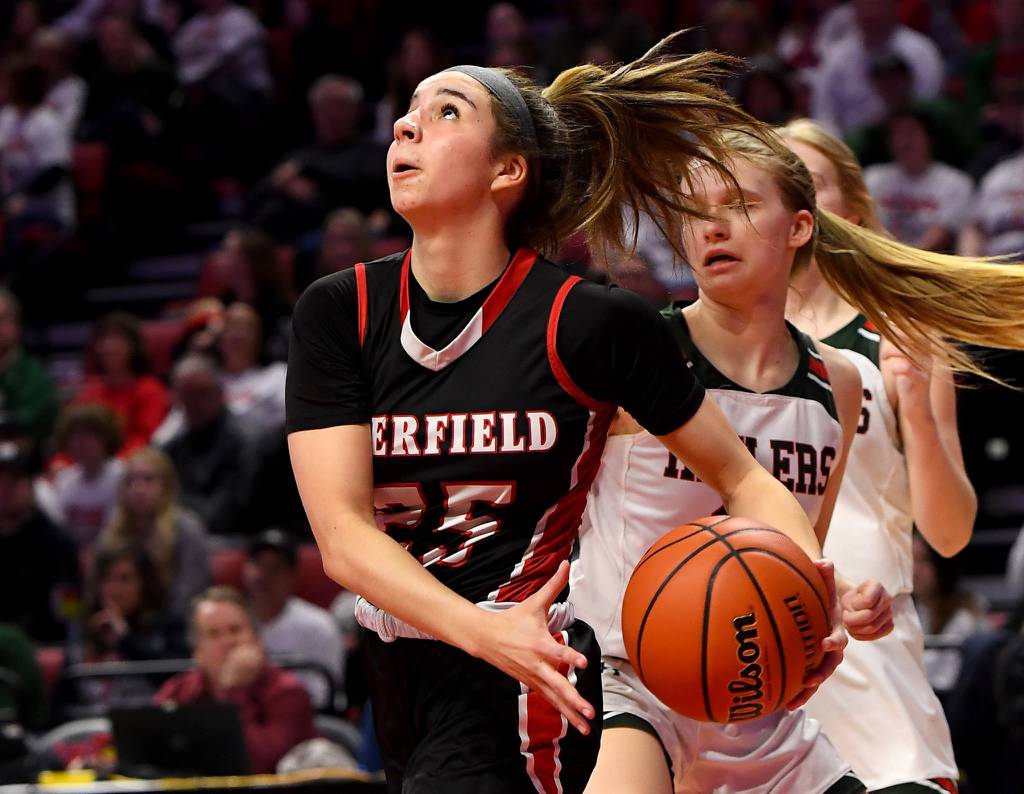 Deerfield’s Lexi Kerstein (25) drives to the basket against Lincoln during a Class 3A state semifinal at Illinois State’s CEFCU Arena in Normal on Friday, March 3, 2023. 