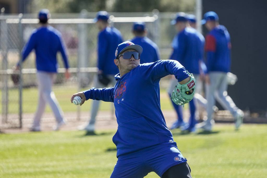 Seiya Suzuki throws during a Cubs spring training workout on Feb. 15, 2023.