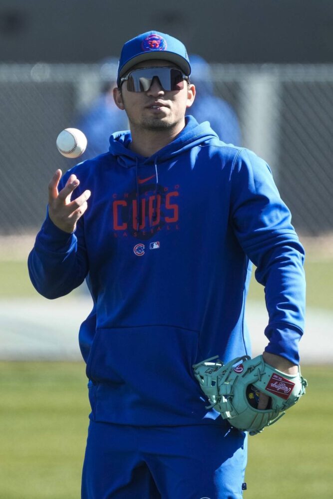 Seiya Suzuki throws during a Cubs spring training workout on Feb. 15, 2023.