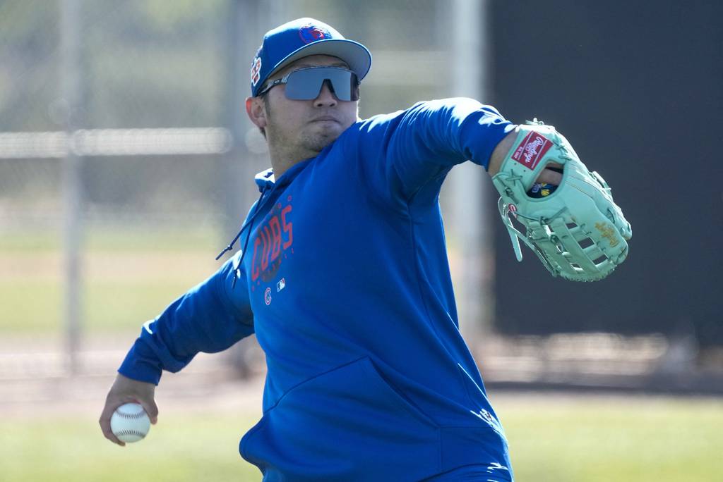 Seiya Suzuki throws during a Cubs spring training workout on Feb. 15, 2023.