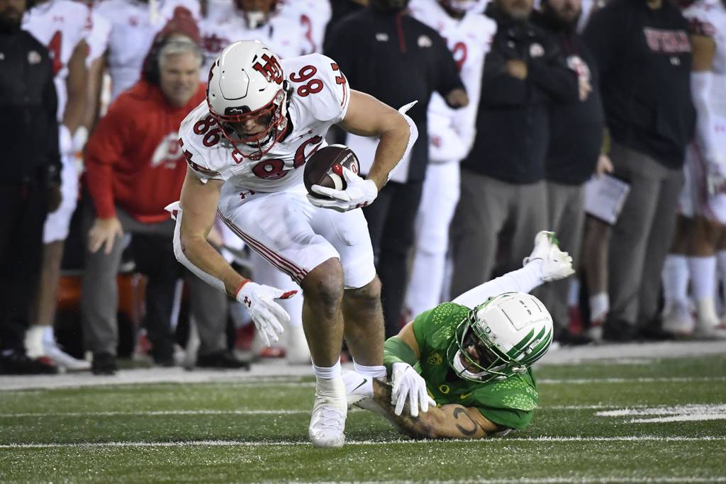 Utah tight end Dalton Kincaid gets past Oregon defensive back Bennett Williams during the second half of a game on Nov. 19, 2022.