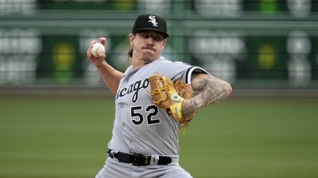 White Sox starting pitcher Mike Clevinger delivers during the first inning against the Pirates on Saturday in Pittsburgh.