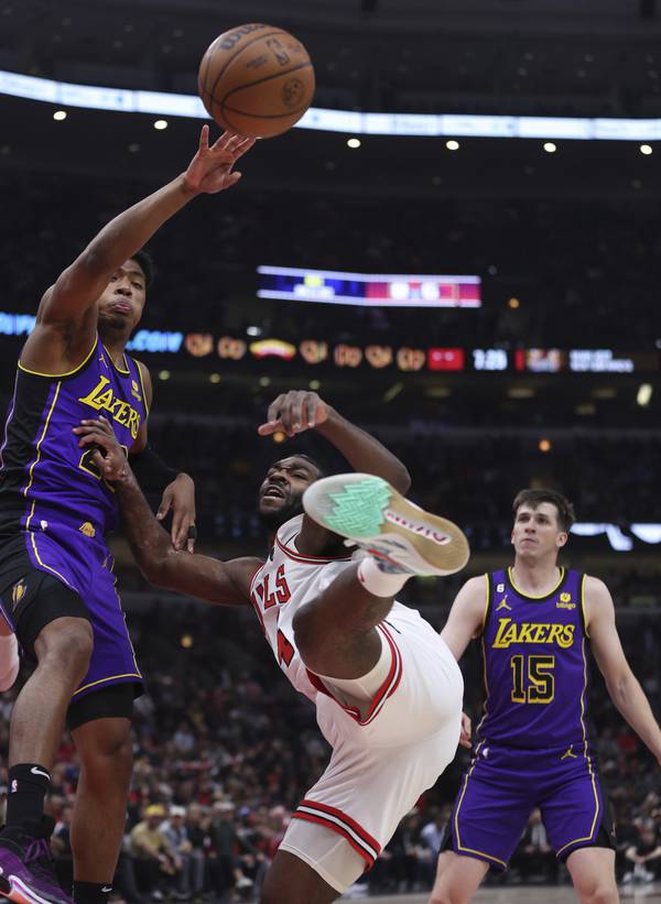 Lakers forward Rui Hachimura, left, and Bulls forward Patrick Williams battle for a rebounds on Wednesday at the United Center. 