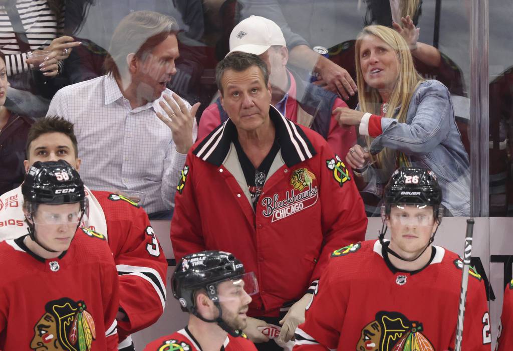 Blackhawks trainer Mike Gapski, center, is congratulated on a video board message in the first period against the Flyers on Thursday at the United Center. It was his final game as team trainer. 