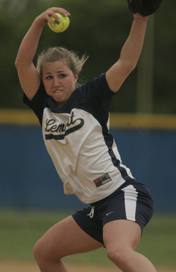 Lemont's Suzie Rzegocki delivers a pitch against Oak Forest during a sectional semifinal game on Thursday, June 1, 2006.