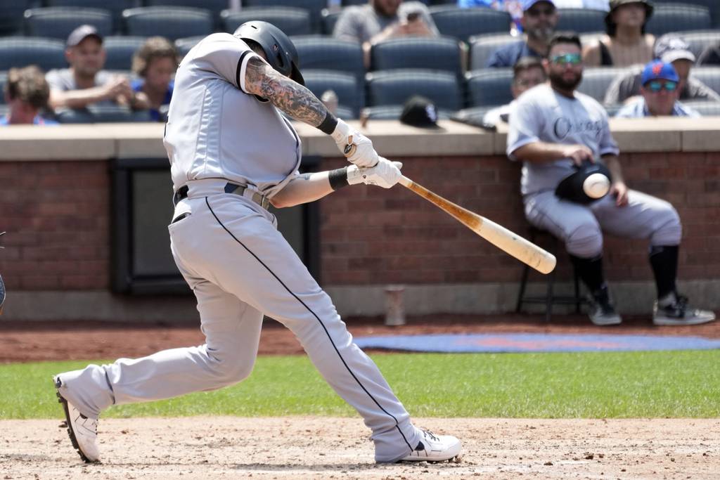 White Sox catcher Yasmani Grandal hits a two-run double during the sixth inning against the Mets on Thursday in New York.